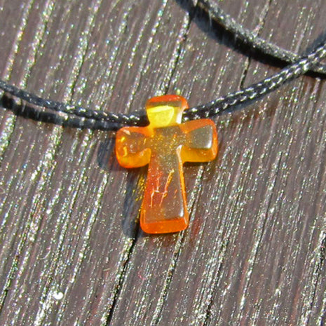 Einzigartiges Nyloncollier mit Bernsteinkreuz von Rügen