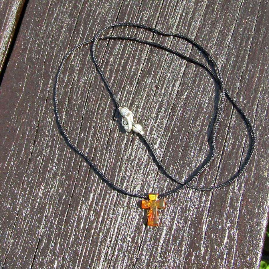 Einzigartiges Nyloncollier mit Bernsteinkreuz von Rügen