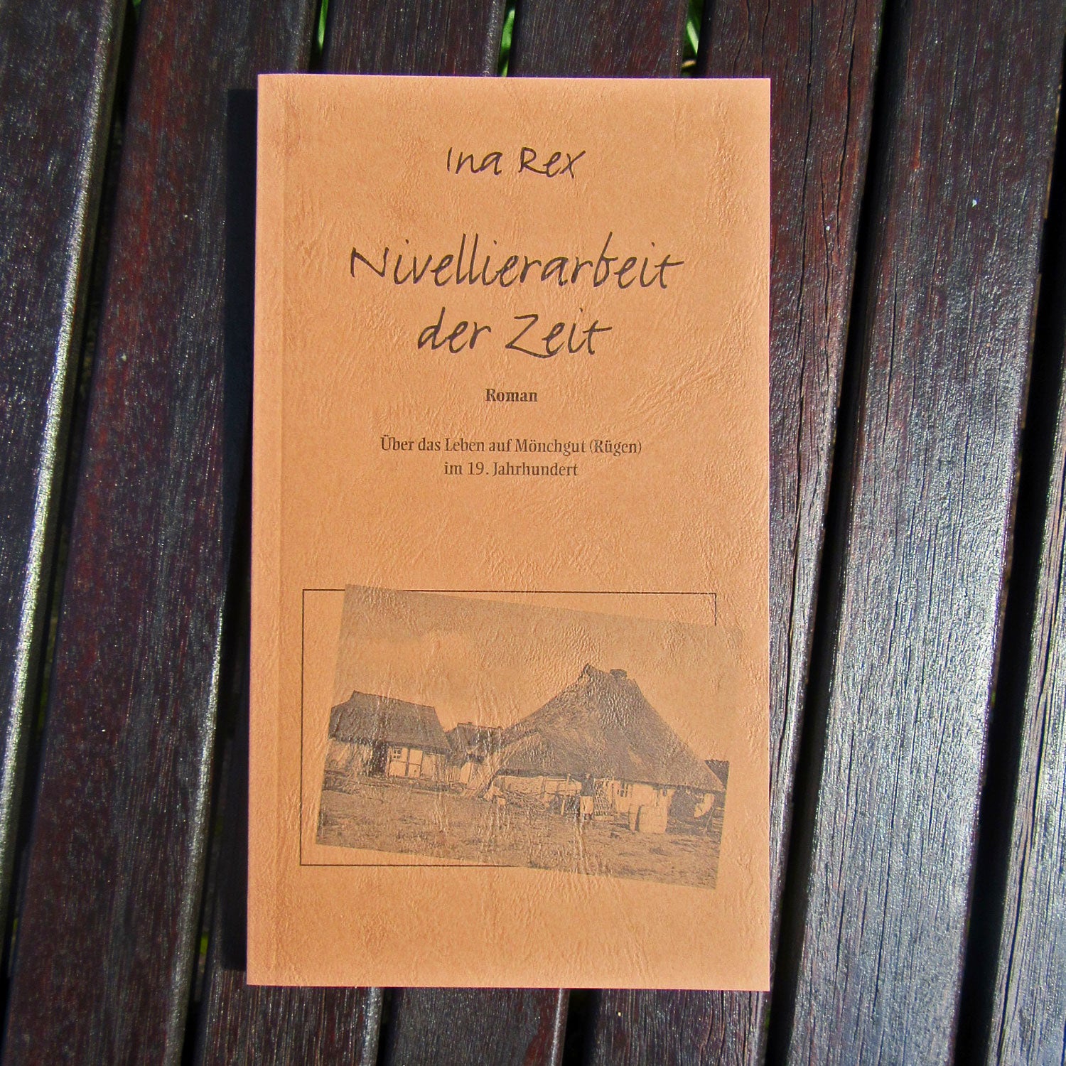 Nivellierarbeit der Zeit – Ring aus Bernstein und Holz