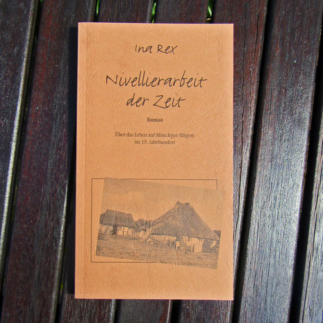 Nivellierarbeit der Zeit – Ring aus Bernstein und Holz