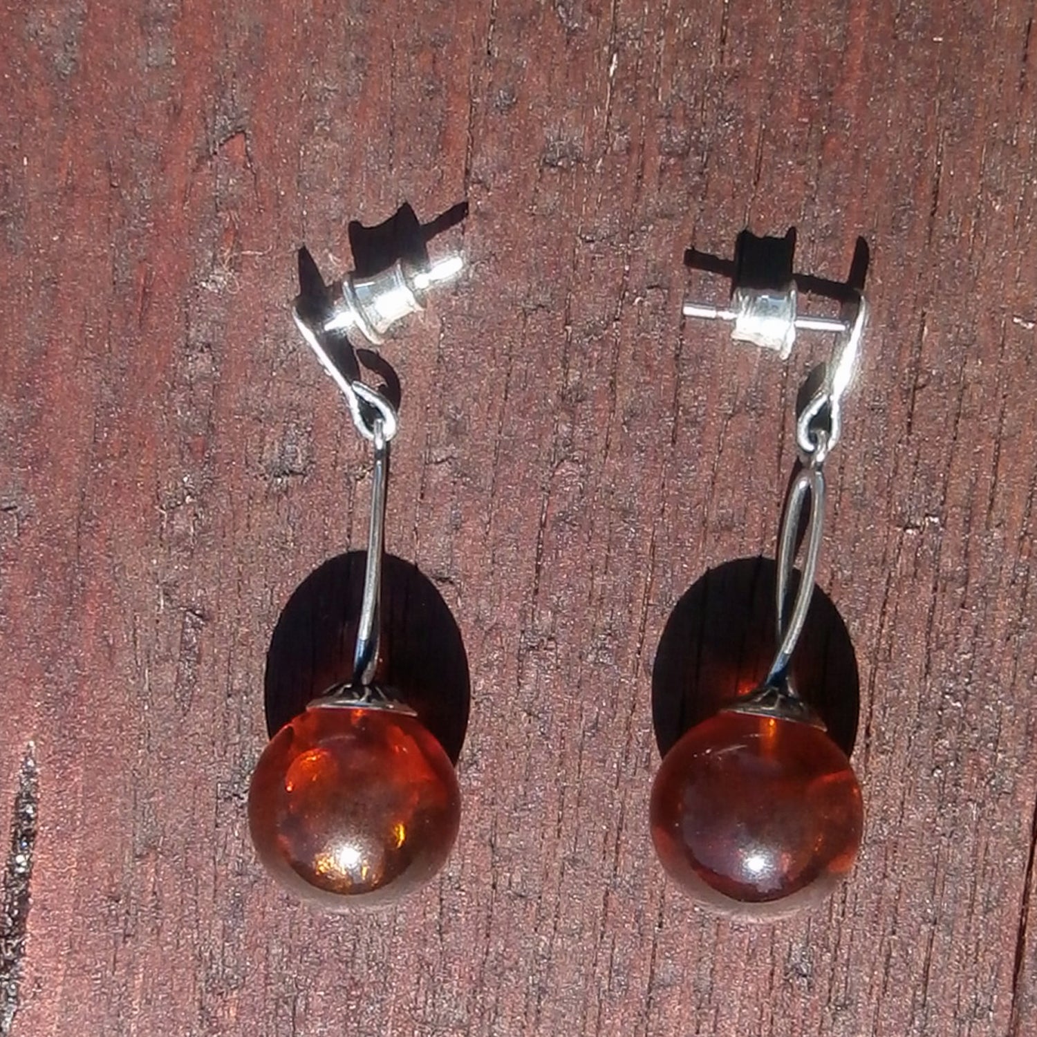 Edle Ohrstecker aus Silber mit großen Bernsteinperlen