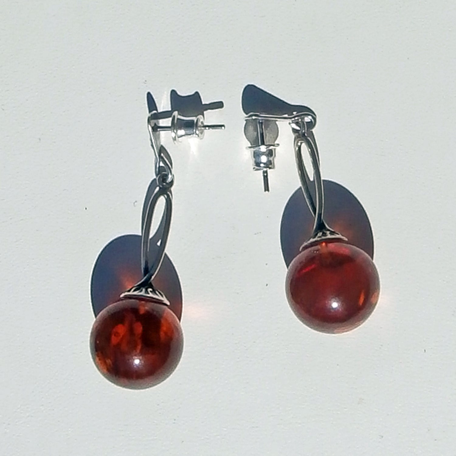 Edle Ohrstecker aus Silber mit großen Bernsteinperlen