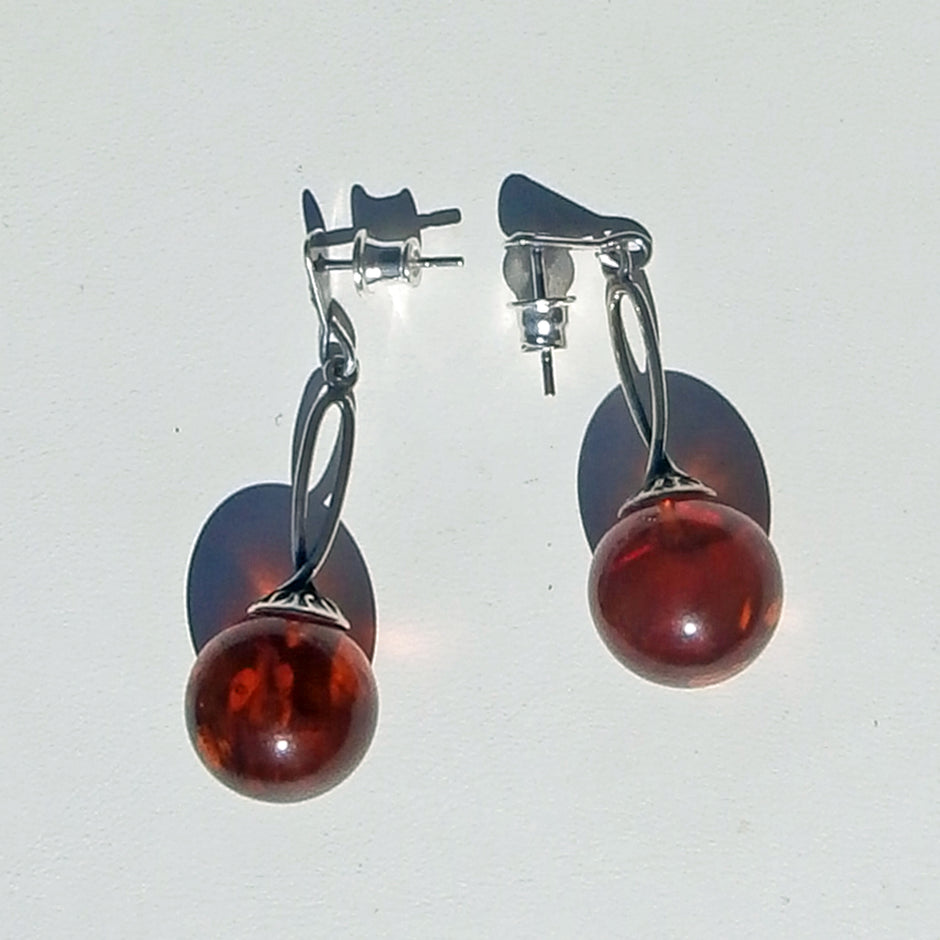 Edle Ohrstecker aus Silber mit großen Bernsteinperlen
