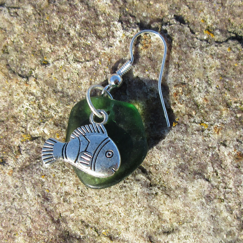 Ohrhänger mit grünem Seeglas und Fisch aus Silber