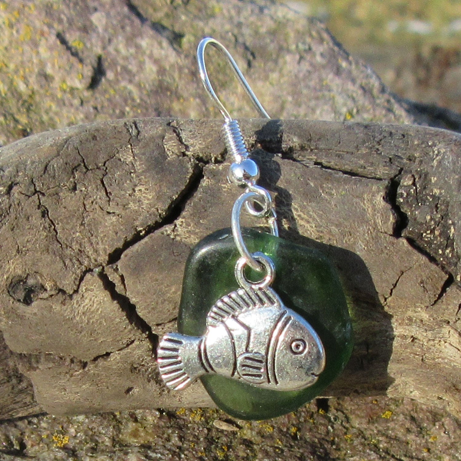 Ohrhänger mit grünem Seeglas und Fisch aus Silber