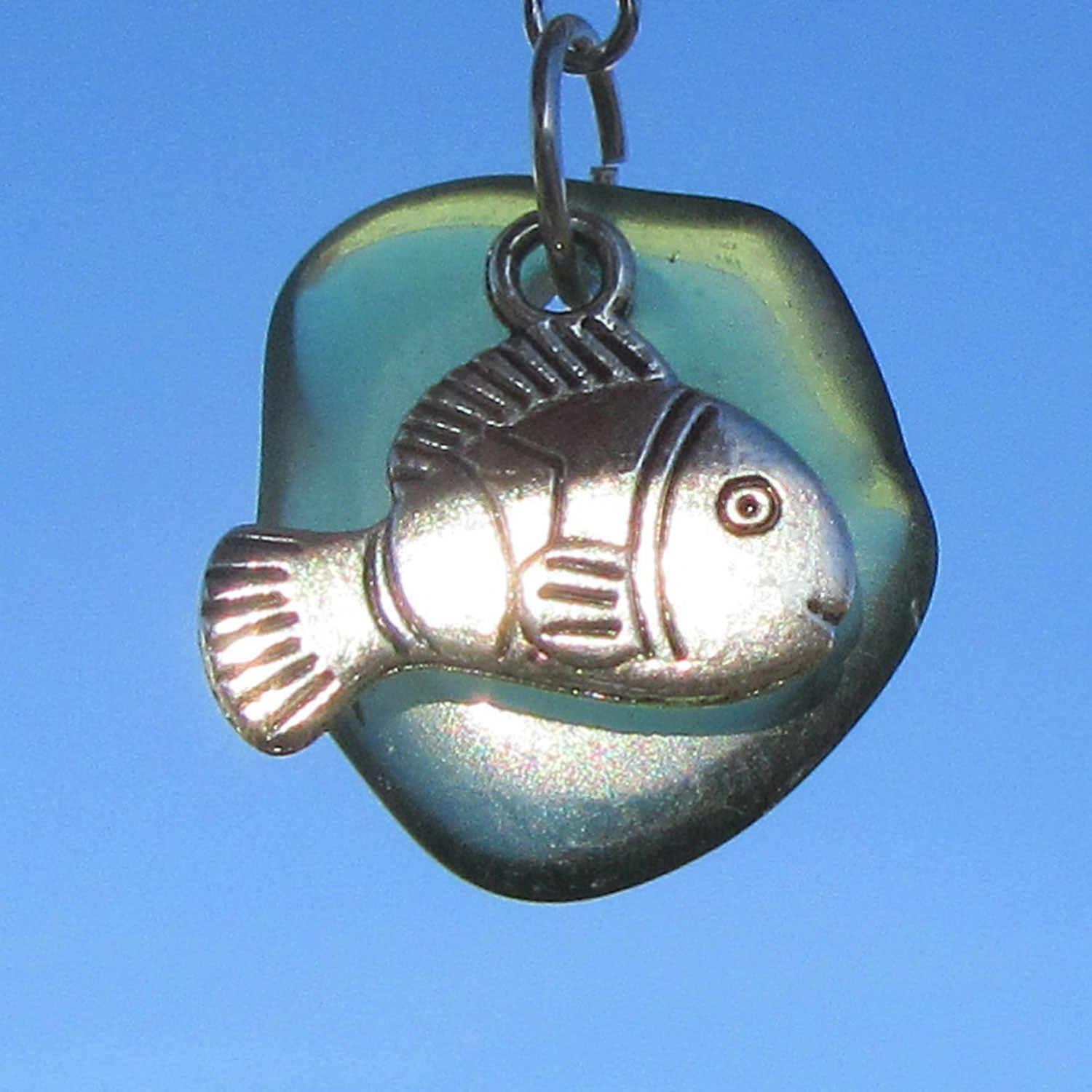 Ohrhänger mit grünem Seeglas und Fisch aus Silber