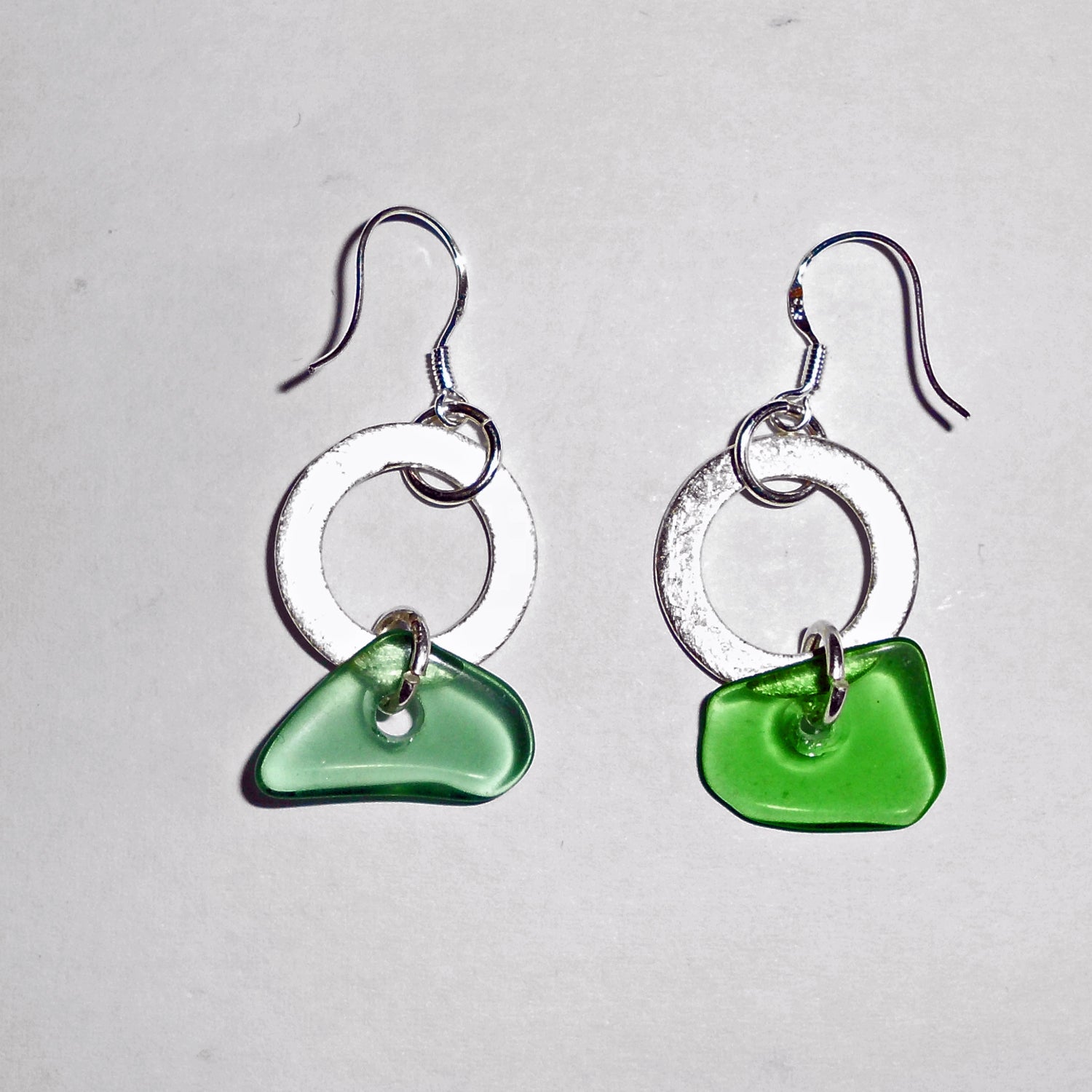 Ohrhänger aus Seeglas mit silberner Scheibe, Unikat