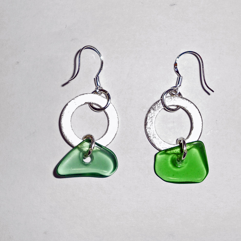 Ohrhänger aus Seeglas mit silberner Scheibe, Unikat