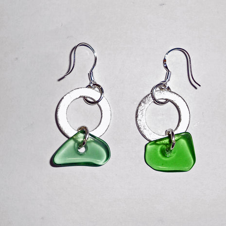 Ohrhänger aus Seeglas mit silberner Scheibe, Unikat