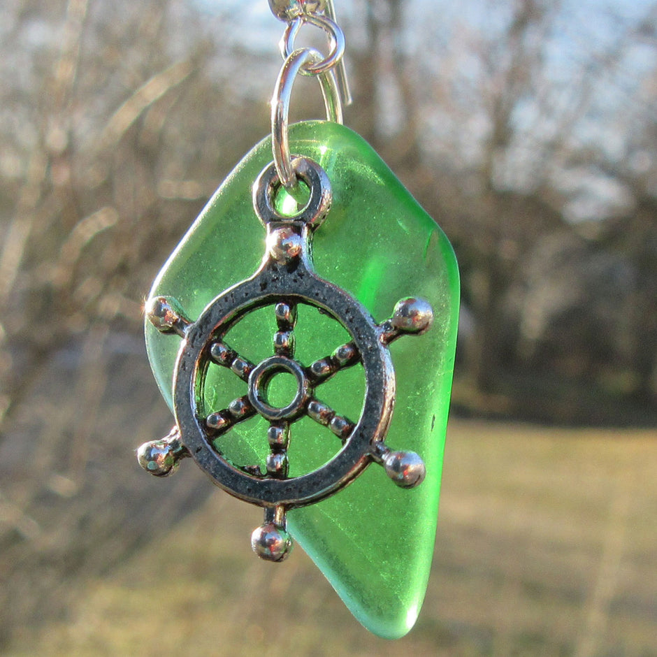 Ohrhänger aus grünem Seeglas mit Steuerrad, Unikat