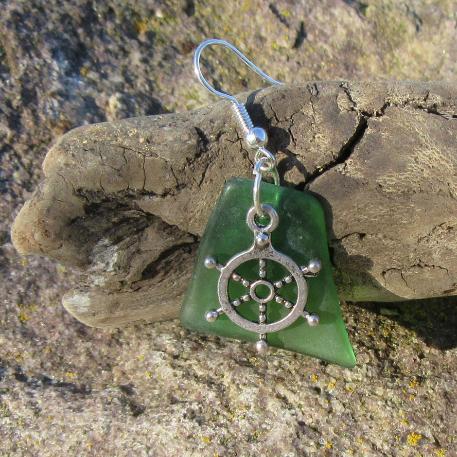 Ohrhänger aus grünem Seeglas mit Steuerrad, Unikat