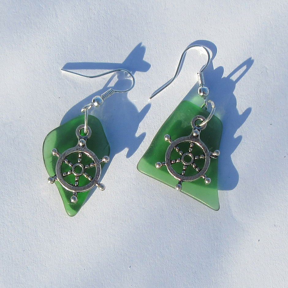 Ohrhänger aus grünem Seeglas mit Steuerrad, Unikat