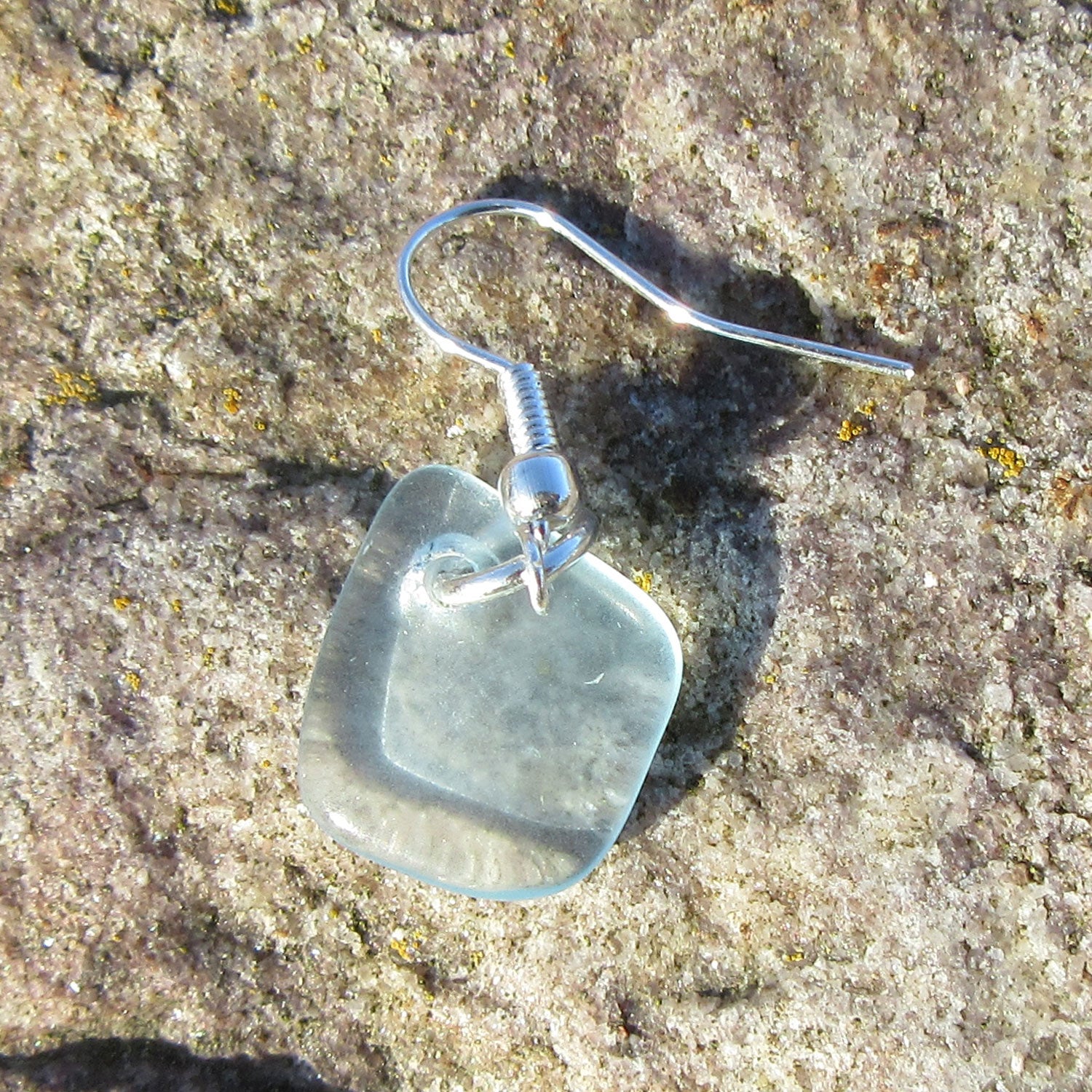 Ohrhänger aus Seeglas in Weiß und Türkis, Unikat