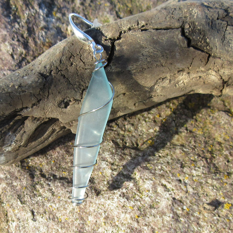 Langer Ohrhänger aus weißem und türkisem Seeglas