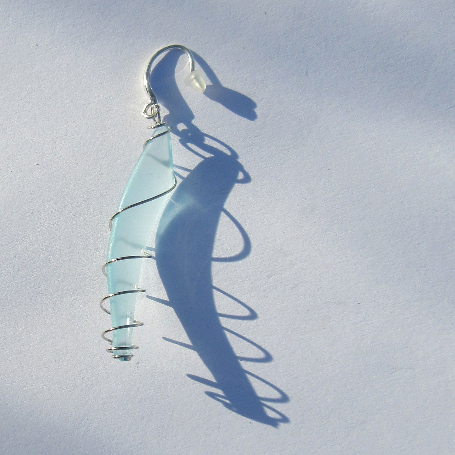 Langer Ohrhänger aus weißem und türkisem Seeglas