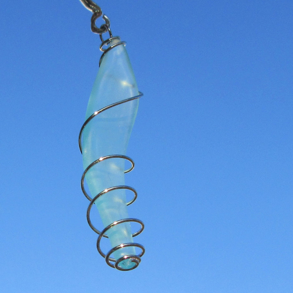 Langer Ohrhänger aus weißem und türkisem Seeglas