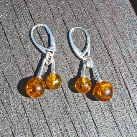 Einzelstück: Ohrhänger mit zwei Bernsteinperlen