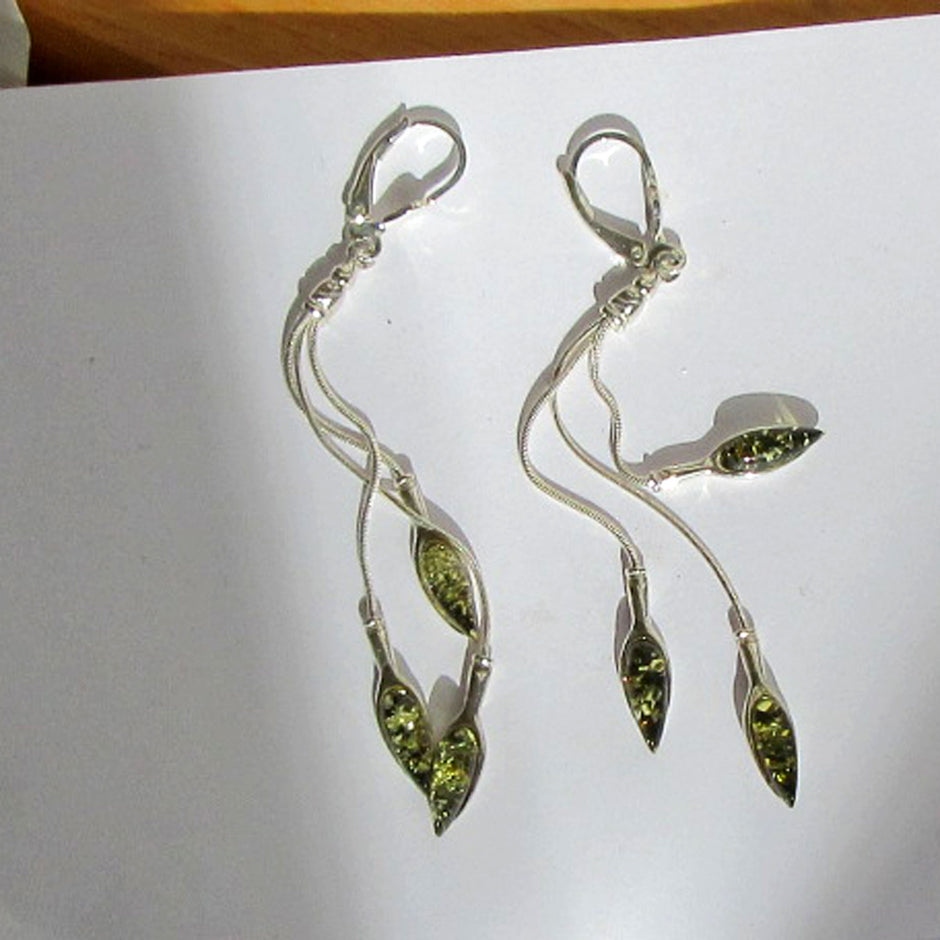 Edle lange Ohrhänger mit grünlichen, polierten Bernsteinen und Silber