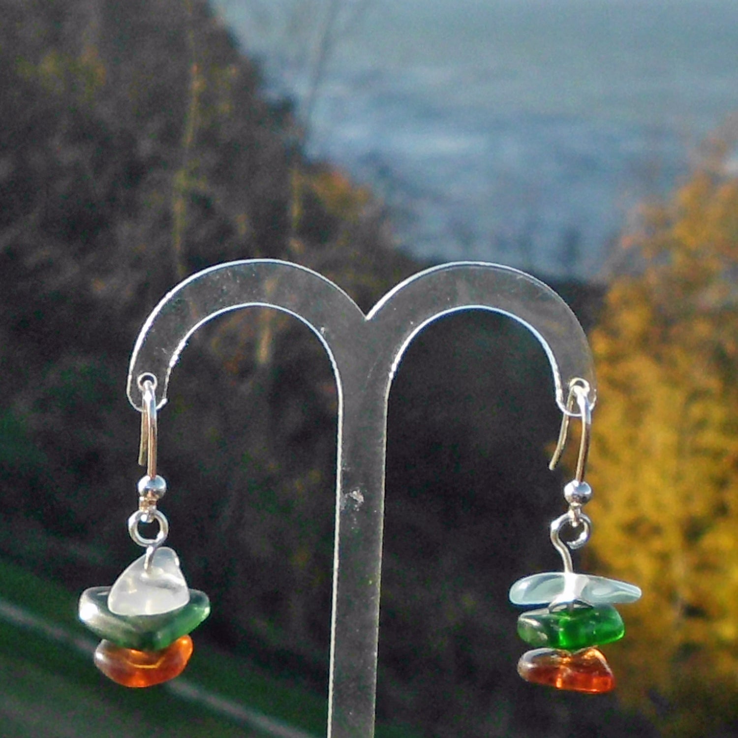 Ohrhänger aus buntem Seeglas mit gebürstetem Silber