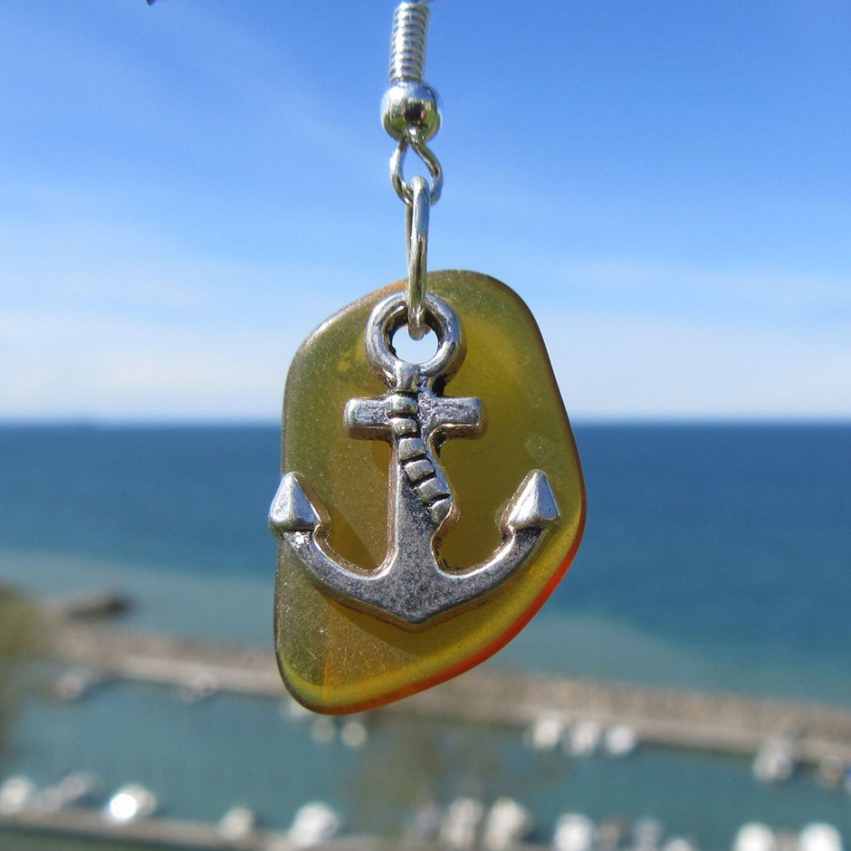 Ohrhänger aus Seeglas mit Anker – maritimes Unikat