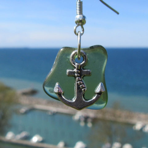 Ohrhänger aus Seeglas mit Anker – maritimes Unikat