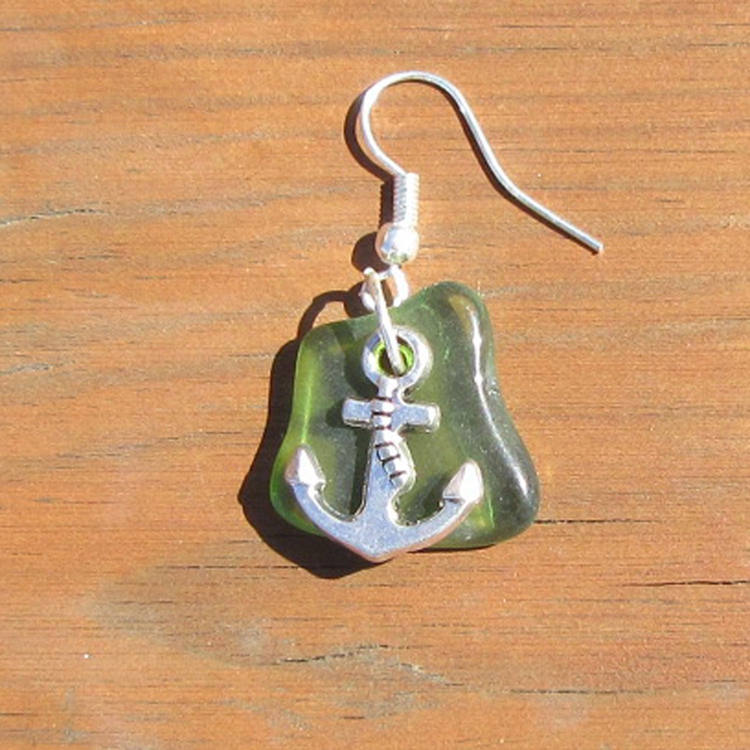 Ohrhänger aus Seeglas mit Anker – maritimes Unikat
