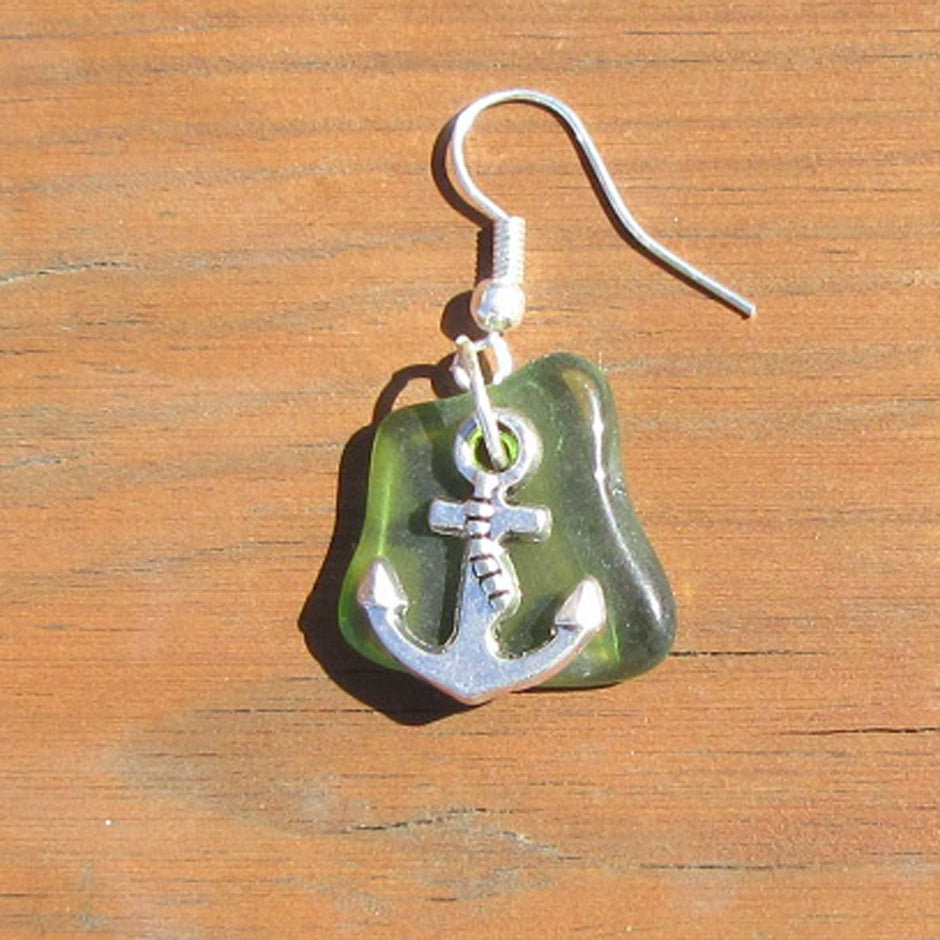 Ohrhänger aus Seeglas mit Anker – maritimes Unikat