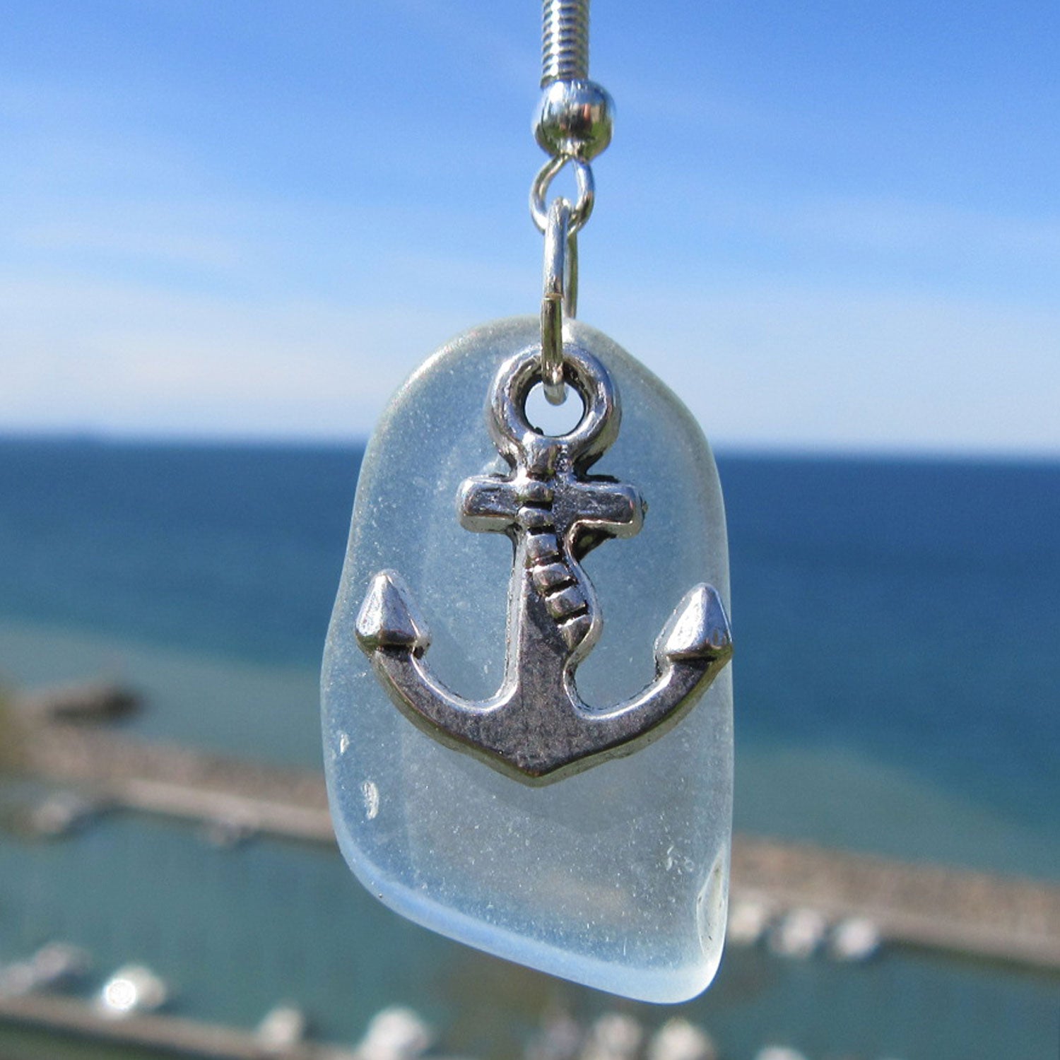 Ohrhänger aus Seeglas mit Anker – maritimes Unikat