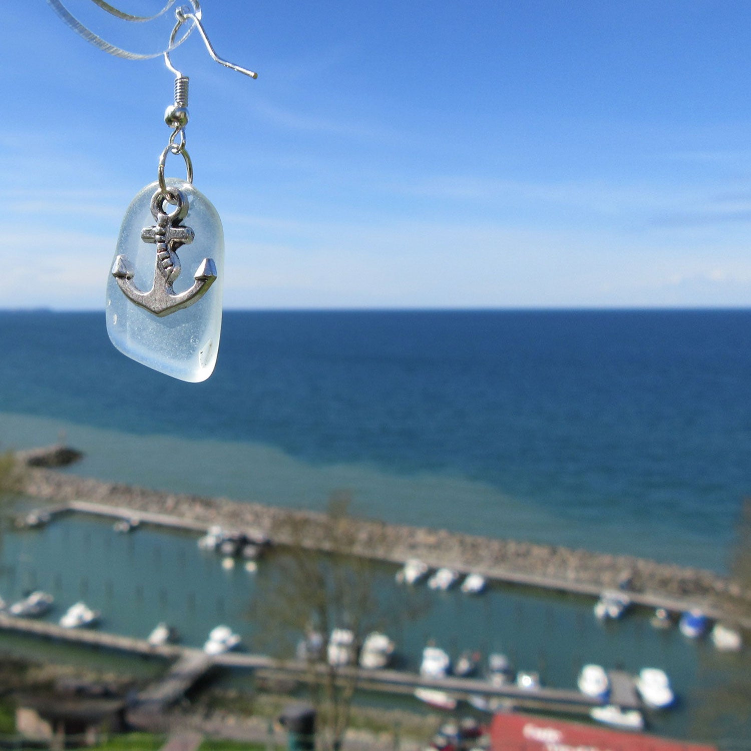 Ohrhänger aus Seeglas mit Anker – maritimes Unikat