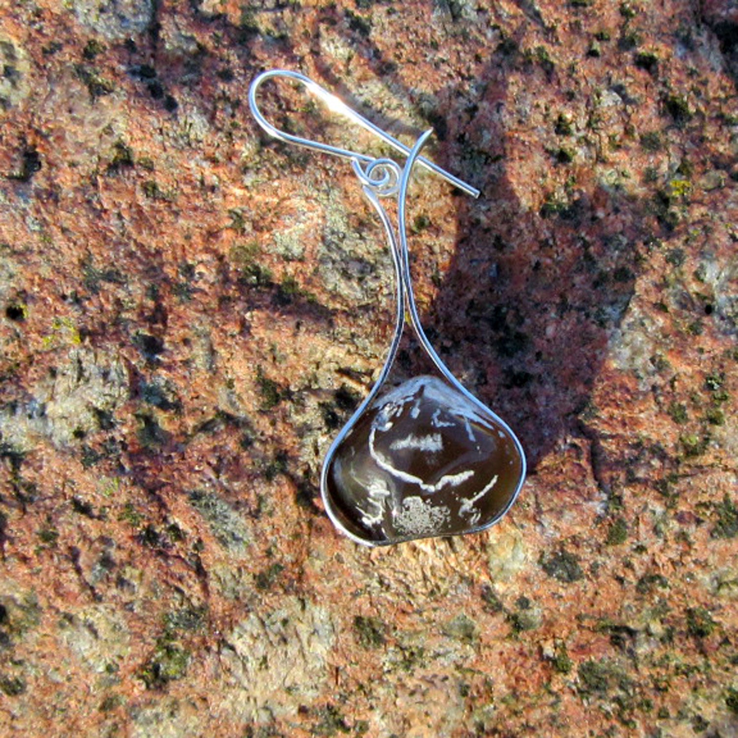 Edler Ohrhänger mit Armfüsser aus Rügen, Silberfassung