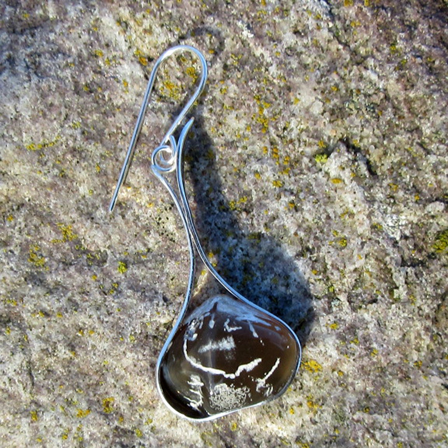 Edler Ohrhänger mit Armfüsser aus Rügen, Silberfassung