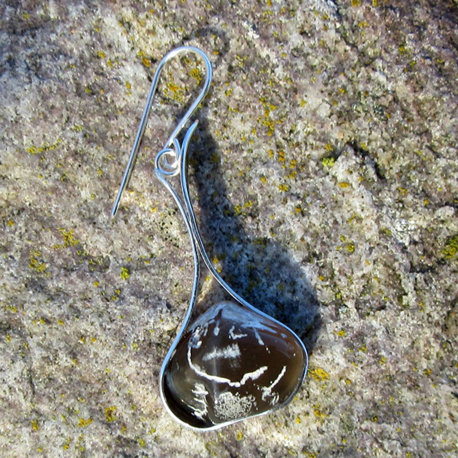 Edler Ohrhänger mit Armfüsser aus Rügen, Silberfassung