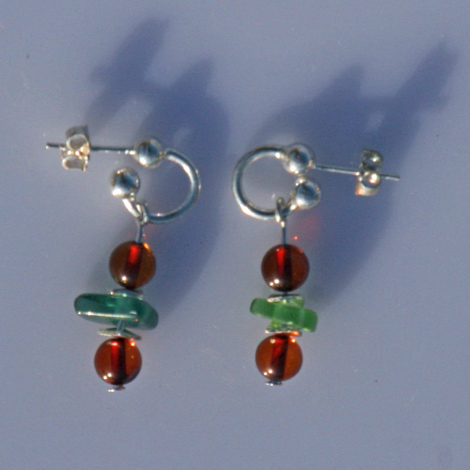 Creolen-Ohrstecker aus Bernstein und Seeglas, Unikat