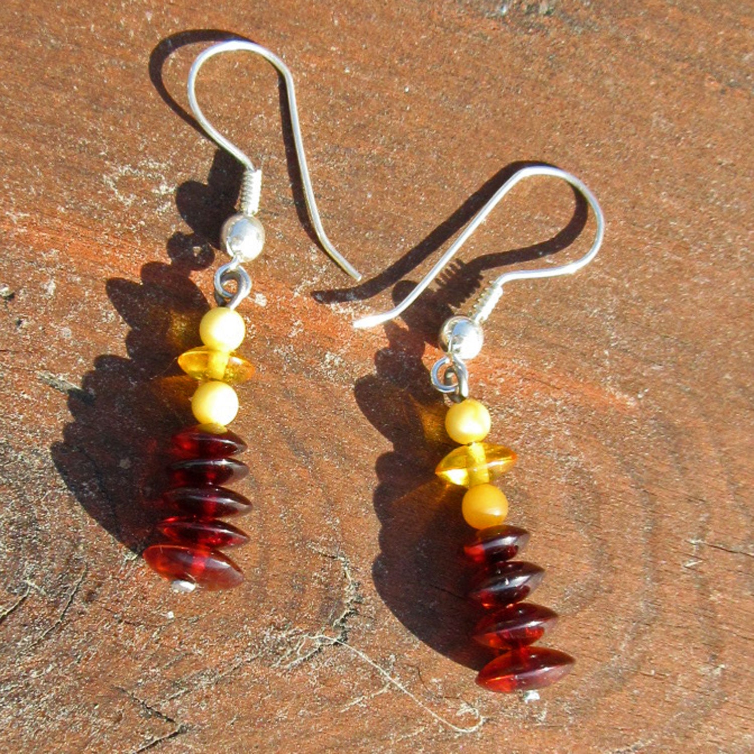 Schicke Ohrhänger mit verschiedenen Bernsteinscheibchen und -perlen