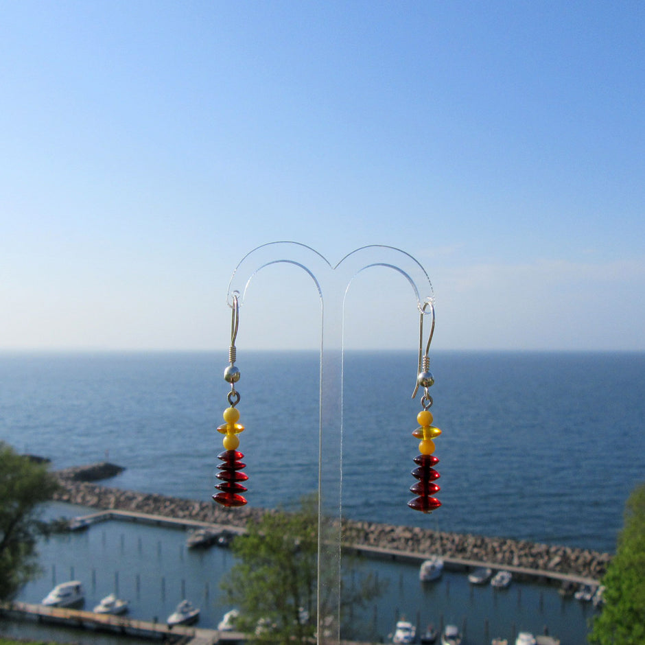 Schicke Ohrhänger mit verschiedenen Bernsteinscheibchen und -perlen