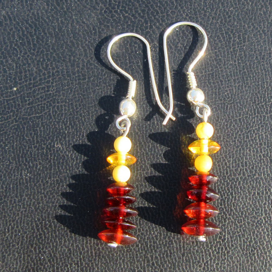 Schicke Ohrhänger mit verschiedenen Bernsteinscheibchen und -perlen