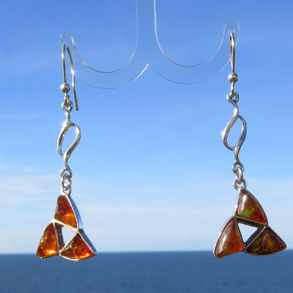 Edle Ohrhänger aus Silber und kognacfarbenem Bernstein