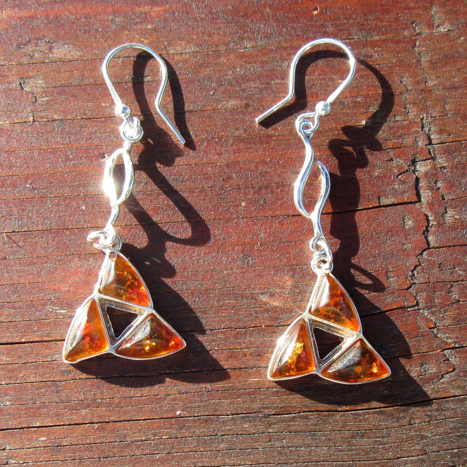Edle Ohrhänger aus Silber und kognacfarbenem Bernstein