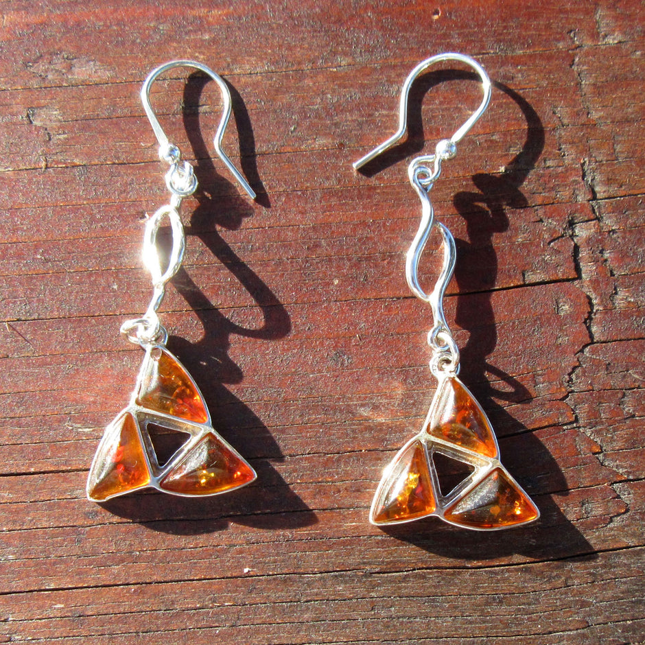 Edle Ohrhänger aus Silber und kognacfarbenem Bernstein