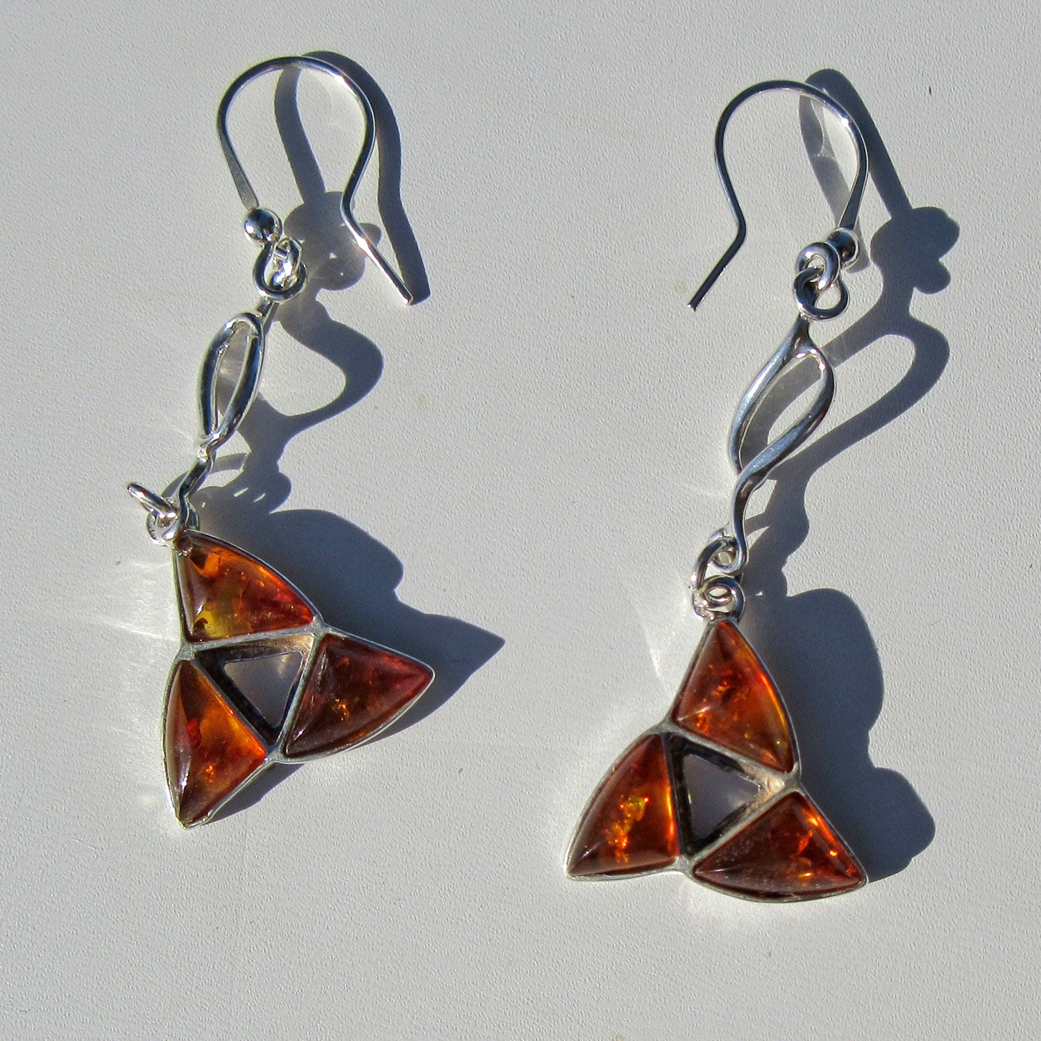 Edle Ohrhänger aus Silber und kognacfarbenem Bernstein