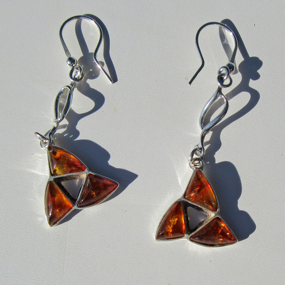 Edle Ohrhänger aus Silber und kognacfarbenem Bernstein