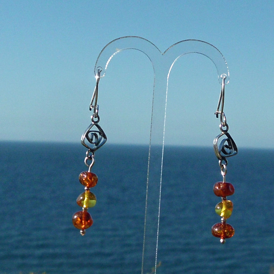 Lange Ohrhänger aus poliertem Bernstein und Silber