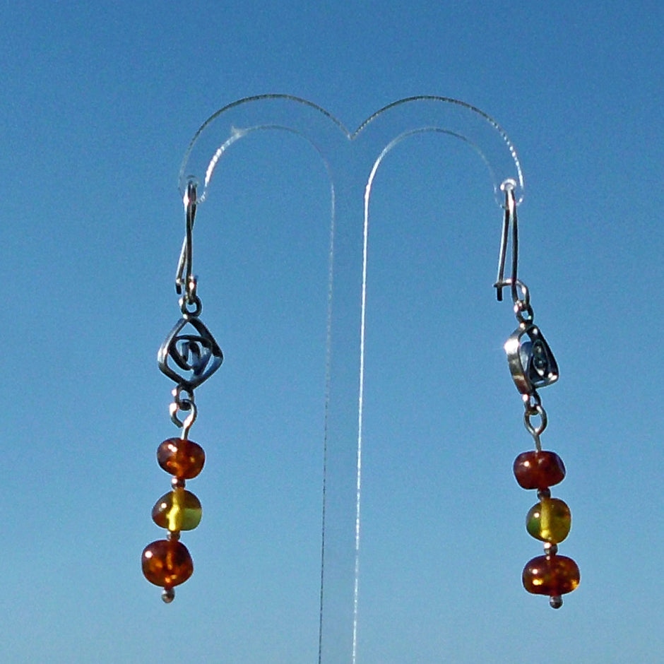 Lange Ohrhänger aus poliertem Bernstein und Silber