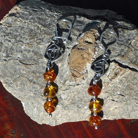 Lange Ohrhänger aus poliertem Bernstein und Silber