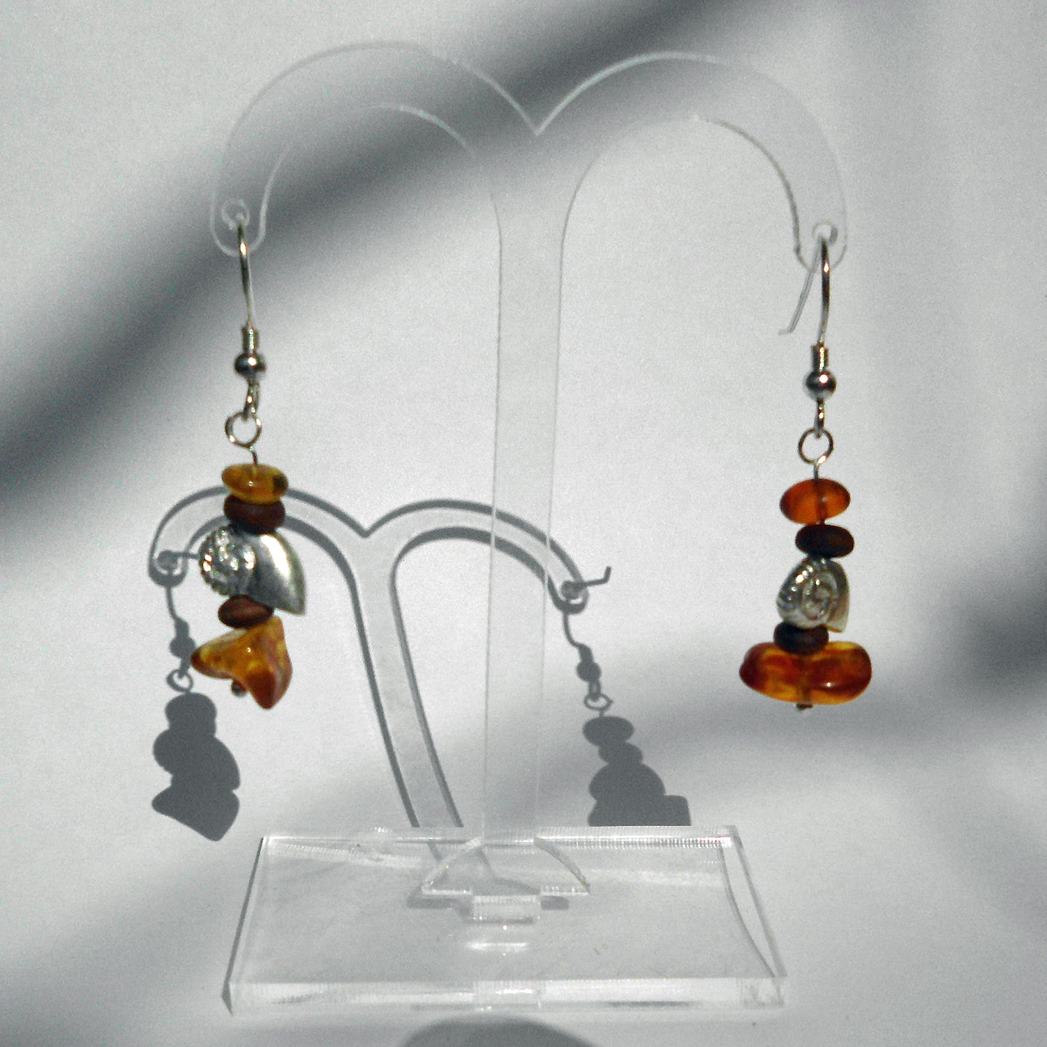 Ohrhänger aus Bernstein mit Ammoniten und Silber, Unikat