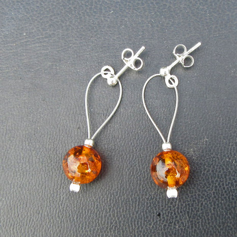 Elegante Ohrstecker aus Bernstein mit Silberhänger