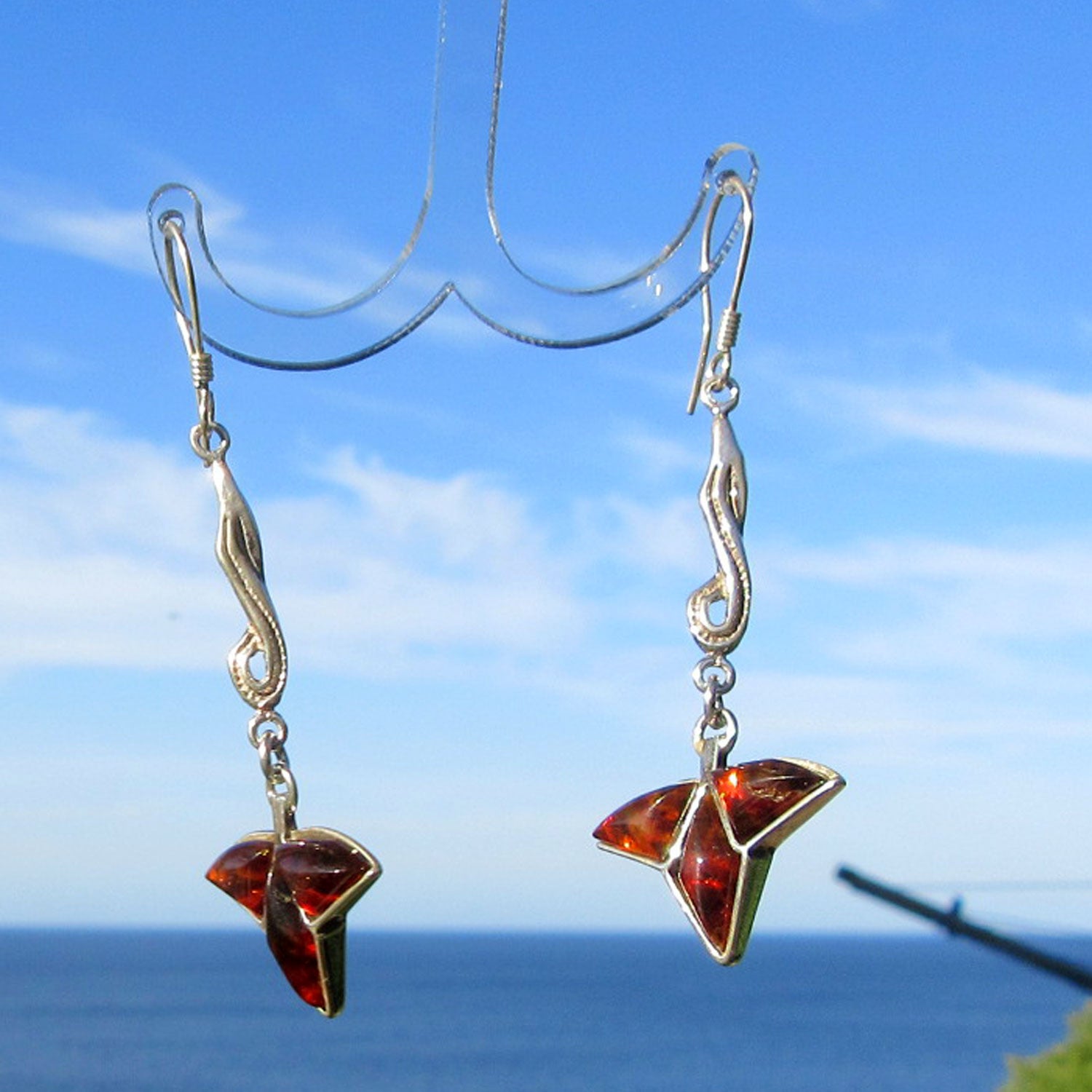 Lange Ohrhänger aus Bernstein in Blattform mit Silber