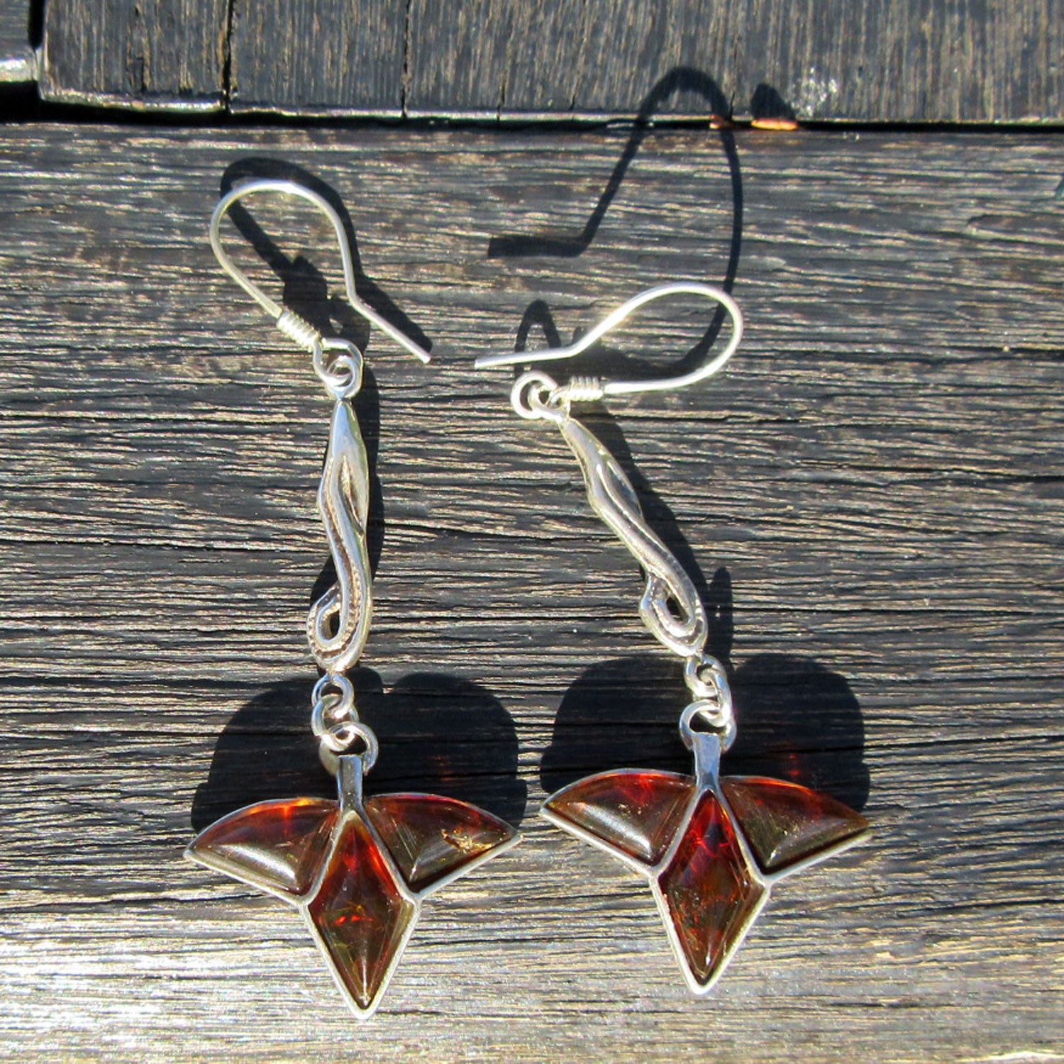 Lange Ohrhänger aus Bernstein in Blattform mit Silber