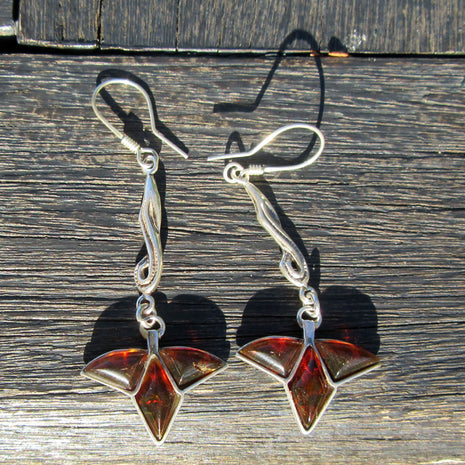 Lange Ohrhänger aus Bernstein in Blattform mit Silber