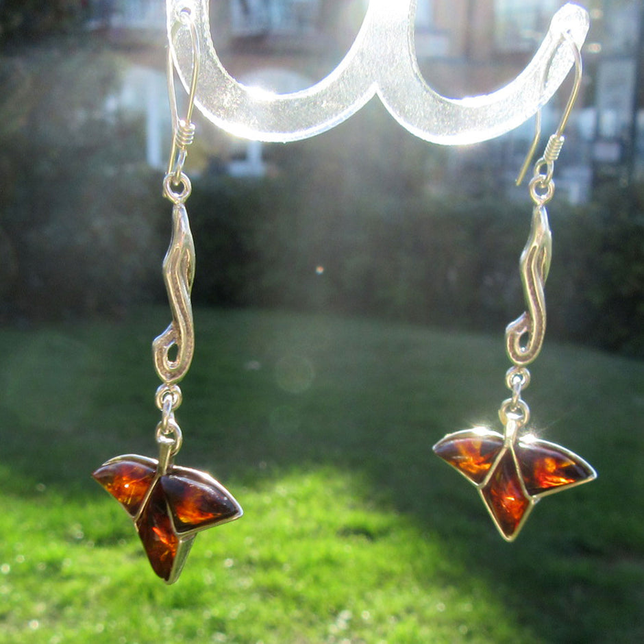 Lange Ohrhänger aus Bernstein in Blattform mit Silber